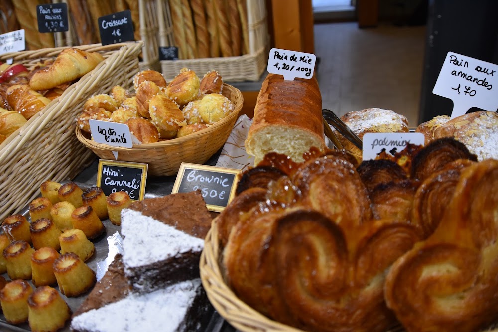 Présentoir de viennoiseries : palmiers, mini-cannelés, brownies et chouquettes à La tarte de vic
