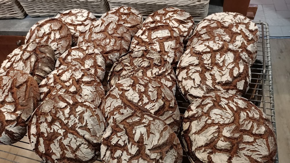 Miches de pain rustique sur grille, croûte craquelée